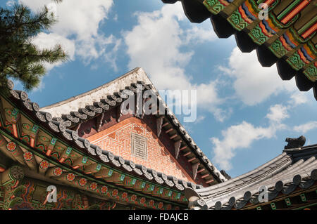 Dettaglio del tetto, Gyotaejeon Hall, il Queen's Residence, il Palazzo Gyeongbokgung, Seoul, Corea del Sud Foto Stock