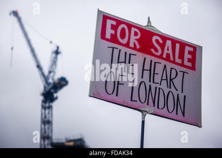 Targhetta in casa contro Londra gentrification a 'Marco per la casa " demo, London, Regno Unito Foto Stock