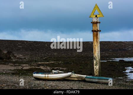 Barche a remi in Bude Harbour Foto Stock