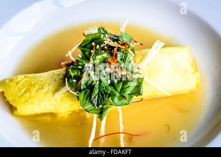 Sydney omelette di granchio, funghi Enoki e insalata di erbe, Miso Brodo di senape Foto Stock