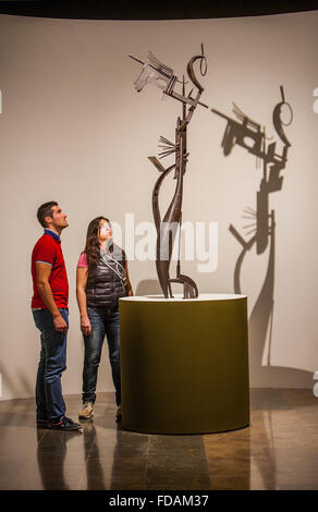 Ai visitatori la visione di "donna prima lo specchio", una scultura da Julio González a IVAM Institut Valencià d'Arte Moderno.Valencia, Spai Foto Stock