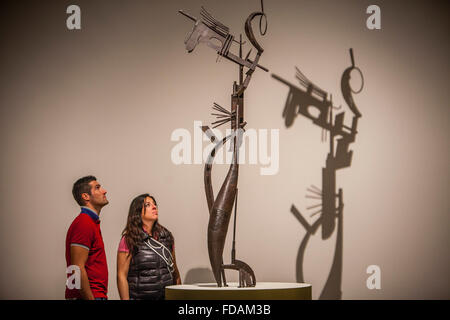 Ai visitatori la visione di "donna prima lo specchio", una scultura da Julio González a IVAM Institut Valencià d'Arte Moderno.Valencia, Spai Foto Stock