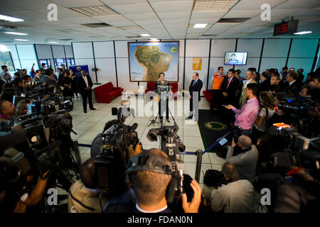 Brasilia, Brasile. 29 gen, 2016. Il presidente del Brasile Dilma Rousseff tiene una conferenza stampa sulla lotta contro il virus di Zika focolaio presso il Centro Nazionale per i rischi e per la gestione delle catastrofi Gennaio 29, 2016 a Brasilia, Brasile. Rousseff chiamato sul brasiliano per aiutare a combattere la diffusione del virus di Zika, che è stato legato a difetti di nascita. Foto Stock