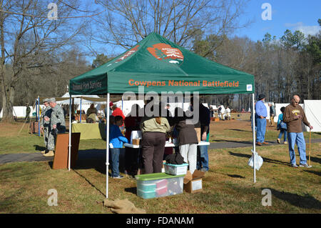 Una rievocazione storica della battaglia di Cowpens nella guerra rivoluzionaria americana presso il campo di battaglia Cowpens in Cowpens, Carolina del Sud. Foto Stock