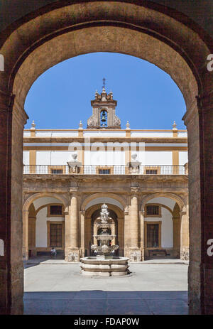 Spagna, Andalusia, provincia di Siviglia, Siviglia, cortile principale presso l'edificio rettorato dell'Università di Siviglia Foto Stock