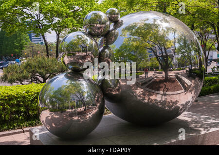 Arte moderna, relection sfere, al di fuori del COEX Mall, Samseong-dong, Gangnam-gu, Seoul, Corea del Sud Foto Stock