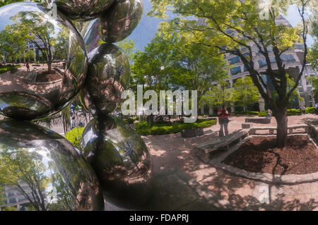 Arte moderna, relection sfere, al di fuori del COEX Mall, Samseong-dong, Gangnam-gu, Seoul, Corea del Sud Foto Stock