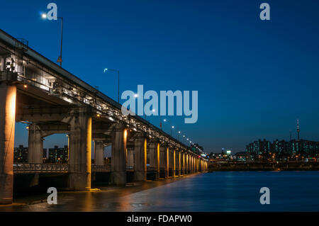 Ponte di Banpo, Fiume Han, Seoul, Corea del Sud, al crepuscolo con la Torre N Seoul a distanza Foto Stock