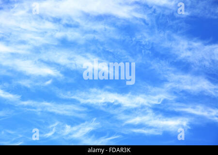 Cielo blu con nuvole di luce - possono essere utilizzate come sfondo Foto Stock