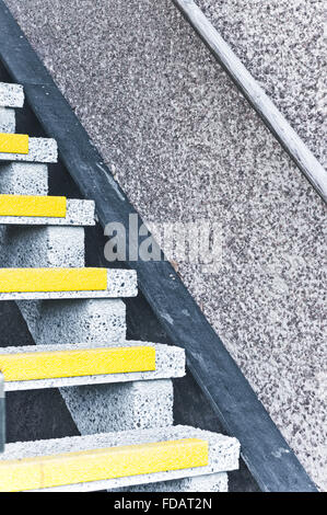 Parte di una scalinata in pietra contro un muro di pietra Foto Stock
