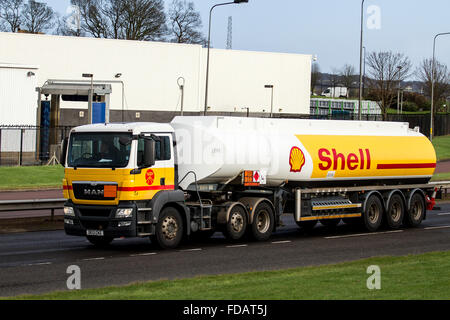 Un mantello articolato del carburante camion cisterna che viaggia lungo il Kingsway West a doppia carreggiata a Dundee, Regno Unito Foto Stock