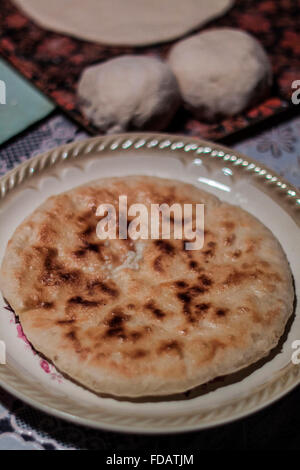 Khachapuri, in stile georgiano tradizionale pane con formaggio. La Georgia. Foto Stock