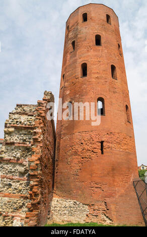 Parco Archeologico con Torri Palatine (Porte Palatine), antica città romana porte di Torino, Italia.Le rovine del Teatro Antico Foto Stock