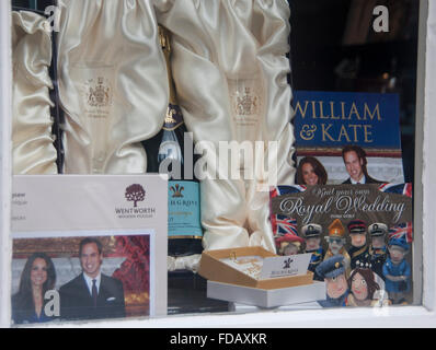 Royal Wedding e Kate Middleton souvenir cimeli gazzetta doni display in vetrina di aprile 2011 Bath Regno Unito Foto Stock