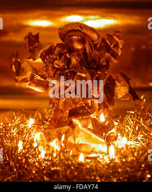 Una fata dorata albero di Natale topper con tinsel e luci Foto Stock