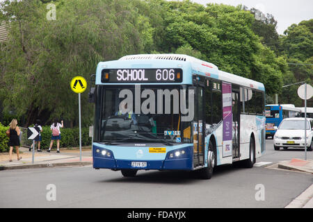 Scuola bus arriva a Sydney Scuola secondaria nel Nuovo Galles del Sud, Australia Foto Stock