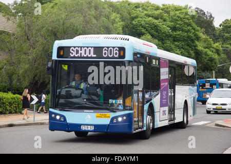 Scuola bus arriva a Sydney Scuola secondaria nel Nuovo Galles del Sud, Australia Foto Stock