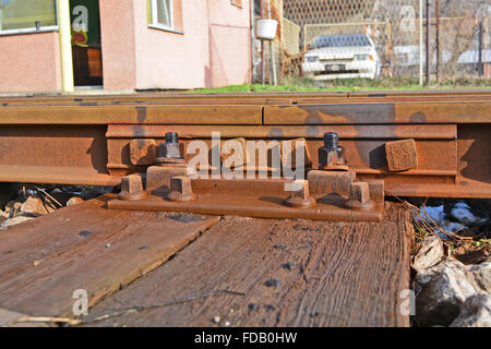 Vecchi binari ferroviari e collegamenti su di esso. Foto Stock