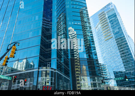 Atlanta, la Georgia torri di vetro di 1075 Peachtree e il Loews Atlanta Hotel su Peachtree Street. Foto Stock