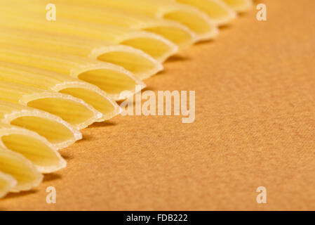 Sfondo di cibo - pasta e ruvida carta colorata Foto Stock