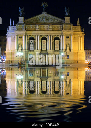 Lviv Opera e Balletto di notte, Ucraina Foto Stock