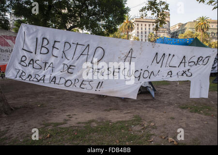 Buenos Aires, Buenos Aires, Argentina. 29 gen, 2016. Le organizzazioni sociali camp a maggio Square chiede il rilascio immediato di Tupac Amaru Organizzazione e attivista sociale Milagro Sala. La sala è stato imprigionato nel nord-ovest della provincia di Jujuy su accuse di incitamento alla violenza ed è considerato dall'opposizione di un prigioniero politico del Presidente Mauricio Macri governo. © Patricio Murphy/ZUMA filo/Alamy Live News Foto Stock