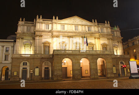 Teatro alla Scala nella notte. Milano, Italia. Il più famoso teatro italiano Foto Stock