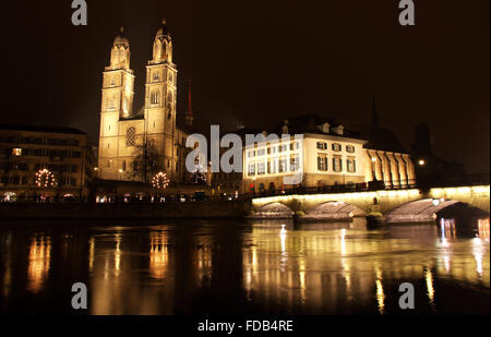 Il centro cittadino di Zurigo di notte, Svizzera Foto Stock