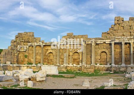 Rovine dell antico tempio romano nel lato, Turchia Foto Stock