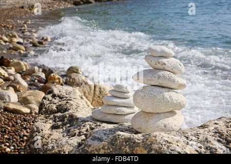 Cataste di pietre sulla spiaggia. Crimea, Mar Nero, Ucraina Foto Stock