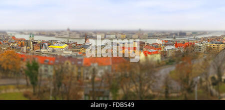 Panorama della città di Budapest, Ungheria. Vista del fiume Danubio e il famoso edificio Ungherese del parlamento nazionale (Tilt-shift effetto miniatura) Foto Stock