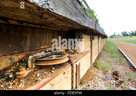 Vecchio arrugginito ingranaggio del segnale in corrispondenza di una stazione ferroviaria in disuso piattaforma. Foto Stock