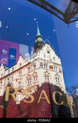 Hotel Pariz è un hotel a 5 stelle lussuoso hotel in stile Art Nouveau di Praga, riflessione a Versace store window. Repubblica ceca Foto Stock