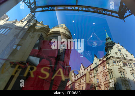 Hotel Pariz è un hotel a 5 stelle lussuoso hotel in stile Art Nouveau di Praga, riflessione a Versace store window. Repubblica ceca Foto Stock