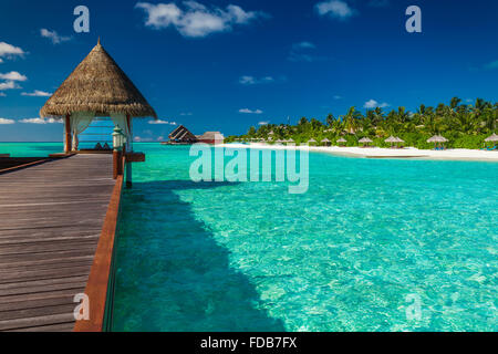 Lussuoso esterno in legno overwater spa su di una ATOL tropicali delle Maldive Foto Stock