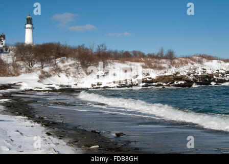 Cape Elizabeth faro (attivo torre orientale) è uno dei due luci di gamma, si affaccia su una coperta di neve beach dopo un Maine tempesta di neve. Foto Stock