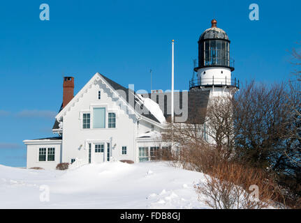 Cape Elizabeth faro (torre orientale) nel Maine è sepolto nella neve dopo una tempesta di neve invernale passata il giorno prima. Essa è stata una delle due serie di luci. Foto Stock