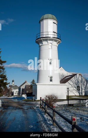 Inverno il ghiaccio e la neve circondano il Cape Elizabeth gamma luci nel Maine. La torre occidentale (in primo piano) è stata chiusa e non è attivo. Foto Stock