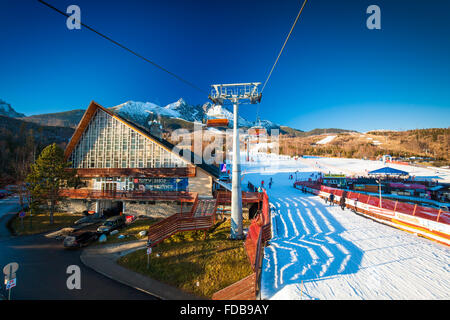 TATRANSKA LOMNICA, SLOVACCHIA, 23 DIC 2015: Funivia in una popolare località sciistica Tatranska Lomnica, Alti Tatra, con 6 km di lunghezza fare Foto Stock