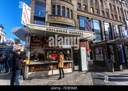 Stand con salsicce nel fondo della Piazza Venceslao, Praga, Repubblica Ceca Foto Stock