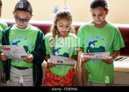 Miami Florida,Book Fair International,Miami Dade College campus,letterario,festival,annuale classe Field viaggio,studenti maschi ragazzi bambini Foto Stock