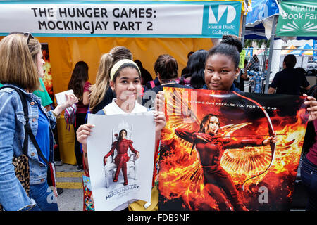 Miami Florida,Book Fair International,Miami Dade College campus,letterario,festival,annuale giochi della fame Mockingjay parte 2,poster gratuito giveaway,studenti s. Foto Stock