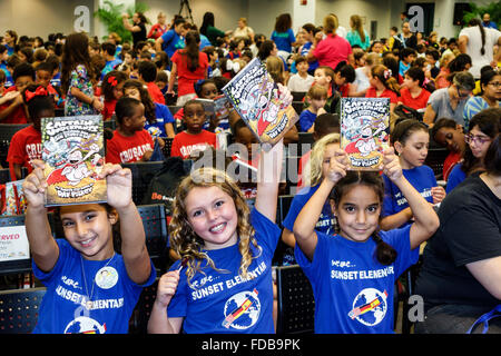 Miami Florida,Book Fair International,Miami Dade College campus,letterario,festival,studenti annuali ragazze ispaniche ragazze,ragazzi,donne ch Foto Stock