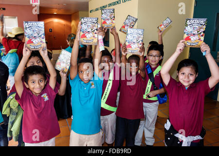 Miami Florida,Book Fair International,Miami Dade College campus,letterario,festival,studenti annuali africani neri,ragazze ispaniche,y Foto Stock