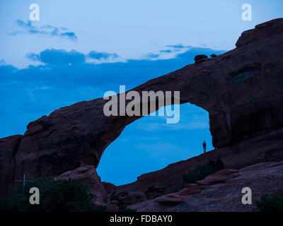 Skyline Arch al tramonto dal Giardino del Diavolo Campeggio, Arches National Park, Moab, Utah. Foto Stock