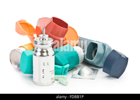 Colorato inalatori per asma e asma farmaco su sfondo bianco. Albuterolo solfato è un comune non farmaco con marchio registrato Foto Stock