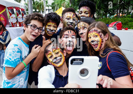 Miami Florida,Book Fair International,Miami Dade College campus,letterario,festival,studenti annuali,ragazzi adolescenti adolescenti amici adolescenti,Hispan Foto Stock