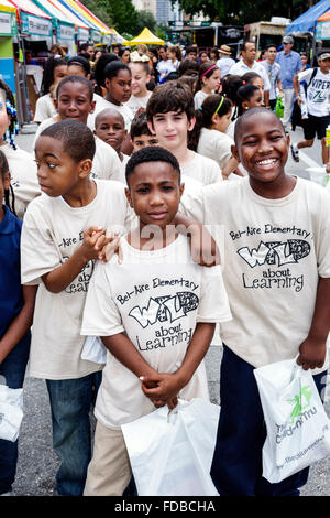 Miami Florida,Book Fair International,Miami Dade College campus,letterario,festival,studenti annuali ragazzi maschi neri ragazzi bambini amici,cl Foto Stock