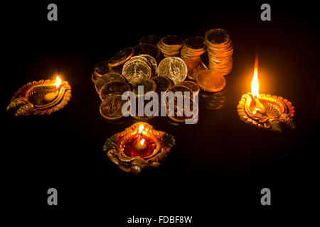 Indian Festival Diwali Diya e moneta in oro nessuno Foto Stock