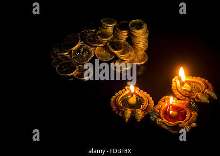 Indian Festival Diwali Diya e moneta in oro nessuno Foto Stock